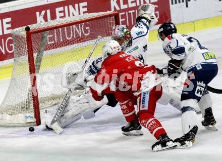 EBEL. Eishockey Bundesliga. KAC gegen 	Fehervar AV 19. Philipp Kreutzer, (KAC), MacMillian Carruth  (Alba Volan). Klagenfurt, am 3.12.2017.
Foto: Kuess

---
pressefotos, pressefotografie, kuess, qs, qspictures, sport, bild, bilder, bilddatenbank