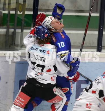 EBEL. Eishockey Bundesliga. EC VSV gegen HC TWK Innsbruck. Robert Flick, (VSV), Philipp Lindner  (Innsbruck). Villach, am 3.12.2017.
Foto: Kuess 


---
pressefotos, pressefotografie, kuess, qs, qspictures, sport, bild, bilder, bilddatenbank