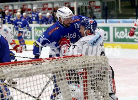 EBEL. Eishockey Bundesliga. EC VSV gegen HC TWK Innsbruck. Ben Walter,  (VSV), Lubomir Stach (Innsbruck). Villach, am 3.12.2017.
Foto: Kuess 


---
pressefotos, pressefotografie, kuess, qs, qspictures, sport, bild, bilder, bilddatenbank