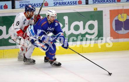 EBEL. Eishockey Bundesliga. EC VSV gegen HC TWK Innsbruck. Miha Verlic,  (VSV), Tyler Spurgeon (Innsbruck). Villach, am 3.12.2017.
Foto: Kuess 


---
pressefotos, pressefotografie, kuess, qs, qspictures, sport, bild, bilder, bilddatenbank
