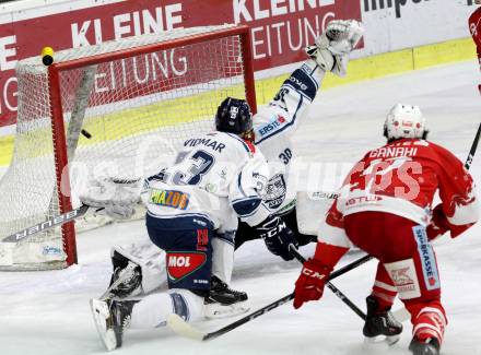 EBEL. Eishockey Bundesliga. KAC gegen 	Fehervar AV 19. Manuel Ganahl,  (KAC), MacMillian Carruth, Luka Vidmar (Alba Volan). Klagenfurt, am 3.12.2017.
Foto: Kuess

---
pressefotos, pressefotografie, kuess, qs, qspictures, sport, bild, bilder, bilddatenbank