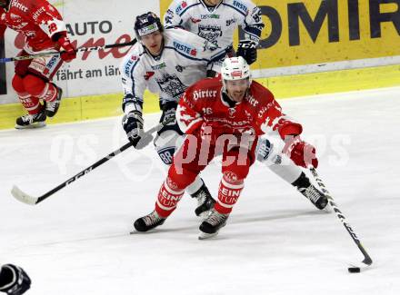 EBEL. Eishockey Bundesliga. KAC gegen 	Fehervar AV 19. Jonathan Rheault, (KAC), Tamas Sarpatki  (Alba Volan). Klagenfurt, am 3.12.2017.
Foto: Kuess

---
pressefotos, pressefotografie, kuess, qs, qspictures, sport, bild, bilder, bilddatenbank