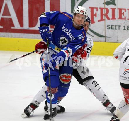 EBEL. Eishockey Bundesliga. EC VSV gegen HC TWK Innsbruck. Robert Flick, (VSV), Fabio Schramm  (Innsbruck). Villach, am 3.12.2017.
Foto: Kuess 


---
pressefotos, pressefotografie, kuess, qs, qspictures, sport, bild, bilder, bilddatenbank