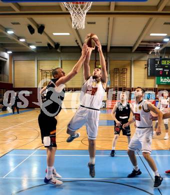 Basketball 2. Bundesliga. Grunddurchgang. 12. Runde. Woerthersee Piraten gegen Mattersburg Rocks.  Kushtrim Dvorani (Piraten), Corey Hallett (Mattersburg). Klagenfurt, am 9.12.2017.
Foto: Kuess
---
pressefotos, pressefotografie, kuess, qs, qspictures, sport, bild, bilder, bilddatenbank