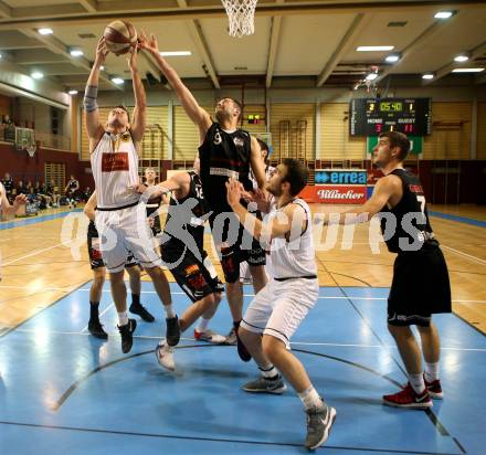 Basketball 2. Bundesliga. Grunddurchgang. 12. Runde. Woerthersee Piraten gegen Mattersburg Rocks. Jan-Arne Apschner,  (Piraten), Corey Hallett (Mattersburg). Klagenfurt, am 9.12.2017.
Foto: Kuess
---
pressefotos, pressefotografie, kuess, qs, qspictures, sport, bild, bilder, bilddatenbank
