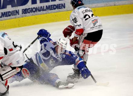 EBEL. Eishockey Bundesliga. EC VSV gegen HC TWK Innsbruck. Robert Flick, (VSV), Fabio Schramm  (Innsbruck). Villach, am 3.12.2017.
Foto: Kuess 


---
pressefotos, pressefotografie, kuess, qs, qspictures, sport, bild, bilder, bilddatenbank