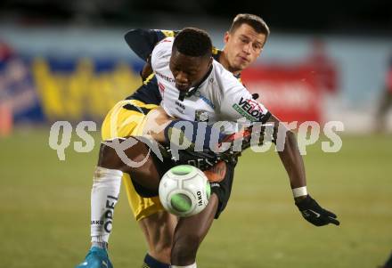 Fussball Tipico Bundesliga. RZ Pellets WAC gegen  FC Red Bull Salzburg. Issiaka Ouedraogo,  (WAC), Stefan Lainer (Salzburg). Wolfsberg, am 10.12.2017.
Foto: Kuess

---
pressefotos, pressefotografie, kuess, qs, qspictures, sport, bild, bilder, bilddatenbank