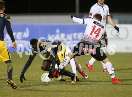 Fussball Tipico Bundesliga. RZ Pellets WAC gegen  FC Red Bull Salzburg. Florian Flecker,  (WAC), Diadie Samassekou (Salzburg). Wolfsberg, am 10.12.2017.
Foto: Kuess

---
pressefotos, pressefotografie, kuess, qs, qspictures, sport, bild, bilder, bilddatenbank
