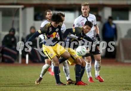 Fussball Tipico Bundesliga. RZ Pellets WAC gegen  FC Red Bull Salzburg. Daniel Offenbacher, Michael Sollbauer (WAC), Takumi Minamino, Hee Chan Hwang  (Salzburg). Wolfsberg, am 10.12.2017.
Foto: Kuess

---
pressefotos, pressefotografie, kuess, qs, qspictures, sport, bild, bilder, bilddatenbank