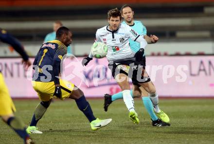 Fussball Tipico Bundesliga. RZ Pellets WAC gegen  FC Red Bull Salzburg. Boris Huettenbrenner,  (WAC), Reinhold Yabo (Salzburg). Wolfsberg, am 10.12.2017.
Foto: Kuess

---
pressefotos, pressefotografie, kuess, qs, qspictures, sport, bild, bilder, bilddatenbank