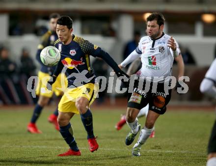 Fussball Tipico Bundesliga. RZ Pellets WAC gegen  FC Red Bull Salzburg. Nemanja Rnic, (WAC), Hee Chan Hwang  (Salzburg). Wolfsberg, am 10.12.2017.
Foto: Kuess

---
pressefotos, pressefotografie, kuess, qs, qspictures, sport, bild, bilder, bilddatenbank