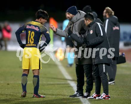 Fussball Tipico Bundesliga. RZ Pellets WAC gegen  FC Red Bull Salzburg. Takumi Minamino, Trainer Marco Rose, Uebersetzer (Salzburg). Wolfsberg, am 10.12.2017.
Foto: Kuess

---
pressefotos, pressefotografie, kuess, qs, qspictures, sport, bild, bilder, bilddatenbank