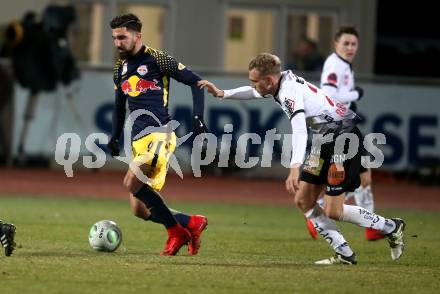 Fussball Tipico Bundesliga. RZ Pellets WAC gegen  FC Red Bull Salzburg. Christoph Rabitsch,  (WAC), Munas Dabbur (Salzburg). Wolfsberg, am 10.12.2017.
Foto: Kuess

---
pressefotos, pressefotografie, kuess, qs, qspictures, sport, bild, bilder, bilddatenbank