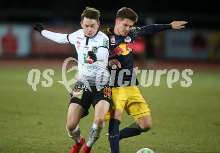 Fussball Tipico Bundesliga. RZ Pellets WAC gegen  FC Red Bull Salzburg. Florian Flecker, (WAC), Patrick Farkas  (Salzburg). Wolfsberg, am 10.12.2017.
Foto: Kuess

---
pressefotos, pressefotografie, kuess, qs, qspictures, sport, bild, bilder, bilddatenbank