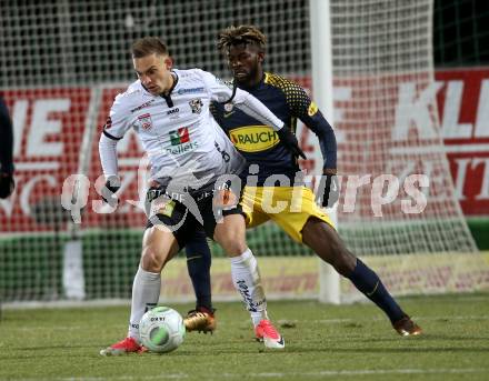 Fussball Tipico Bundesliga. RZ Pellets WAC gegen  FC Red Bull Salzburg. Bernd Gschweidl, (WAC), Jerome Onguene  (Salzburg). Wolfsberg, am 10.12.2017.
Foto: Kuess

---
pressefotos, pressefotografie, kuess, qs, qspictures, sport, bild, bilder, bilddatenbank