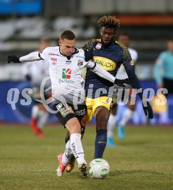 Fussball Tipico Bundesliga. RZ Pellets WAC gegen  FC Red Bull Salzburg. Bernd Gschweidl, (WAC), Jerome Onguene  (Salzburg). Wolfsberg, am 10.12.2017.
Foto: Kuess

---
pressefotos, pressefotografie, kuess, qs, qspictures, sport, bild, bilder, bilddatenbank