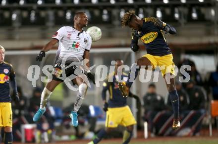 Fussball Tipico Bundesliga. RZ Pellets WAC gegen  FC Red Bull Salzburg. Issiaka Ouedraogo,  (WAC), Jerome Onguene (Salzburg). Wolfsberg, am 10.12.2017.
Foto: Kuess

---
pressefotos, pressefotografie, kuess, qs, qspictures, sport, bild, bilder, bilddatenbank