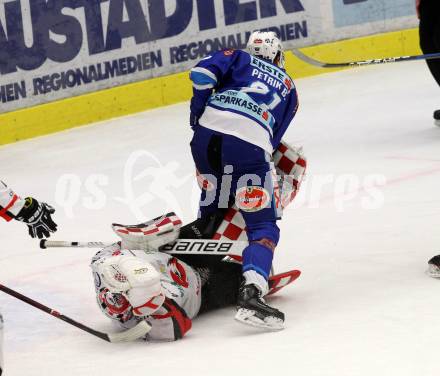 EBEL. Eishockey Bundesliga. EC VSV gegen HC Orli Znojmo. Benjamin Petrik,  (VSV), Marek Schwarz (Znojmo). Villach, am 10.12.2017.
Foto: Kuess 


---
pressefotos, pressefotografie, kuess, qs, qspictures, sport, bild, bilder, bilddatenbank