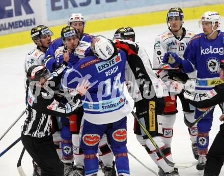 EBEL. Eishockey Bundesliga. EC VSV gegen HC Orli Znojmo. Rauferei Kyle Beach, (VSV), Tomas Pastor, Patrik Novak (Znojmo). Villach, am 10.12.2017.
Foto: Kuess 


---
pressefotos, pressefotografie, kuess, qs, qspictures, sport, bild, bilder, bilddatenbank