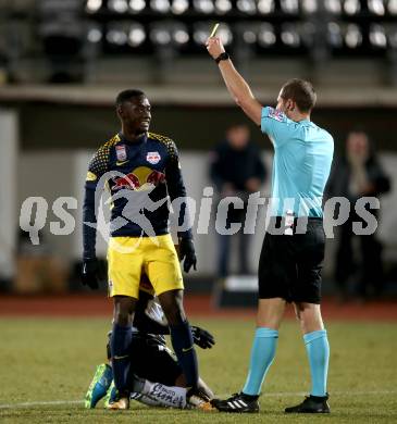 Fussball Tipico Bundesliga. RZ Pellets WAC gegen  FC Red Bull Salzburg. Gelbe Karte fuer Diadie Samassekou (Salzburg). Wolfsberg, am 10.12.2017.
Foto: Kuess

---
pressefotos, pressefotografie, kuess, qs, qspictures, sport, bild, bilder, bilddatenbank