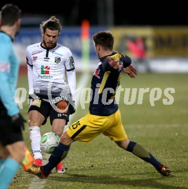 Fussball Tipico Bundesliga. RZ Pellets WAC gegen  FC Red Bull Salzburg. Thomas Zuendel,  (WAC), Patrick Farkas (Salzburg). Wolfsberg, am 10.12.2017.
Foto: Kuess

---
pressefotos, pressefotografie, kuess, qs, qspictures, sport, bild, bilder, bilddatenbank