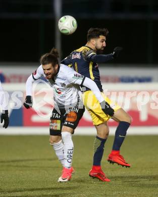 Fussball Tipico Bundesliga. RZ Pellets WAC gegen  FC Red Bull Salzburg. Thomas Zuendel (WAC), Munas Dabbur (Salzburg). Wolfsberg, am 10.12.2017.
Foto: Kuess

---
pressefotos, pressefotografie, kuess, qs, qspictures, sport, bild, bilder, bilddatenbank