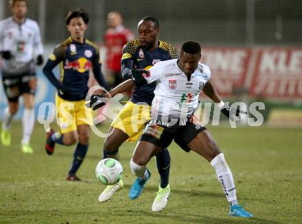 Fussball Tipico Bundesliga. RZ Pellets WAC gegen  FC Red Bull Salzburg. Issiaka Ouedraogo, (WAC), Reinhold Yabo (Salzburg). Wolfsberg, am 10.12.2017.
Foto: Kuess

---
pressefotos, pressefotografie, kuess, qs, qspictures, sport, bild, bilder, bilddatenbank