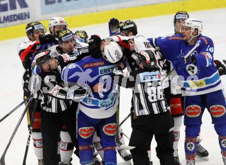 EBEL. Eishockey Bundesliga. EC VSV gegen HC Orli Znojmo. Rauferei Kyle Beach, (VSV), Tomas Pastor, Patrik Novak (Znojmo). Villach, am 10.12.2017.
Foto: Kuess 


---
pressefotos, pressefotografie, kuess, qs, qspictures, sport, bild, bilder, bilddatenbank