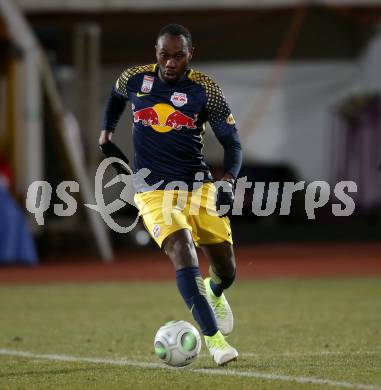 Fussball Tipico Bundesliga. RZ Pellets WAC gegen  FC Red Bull Salzburg. Reinhold Yabo (Salzburg). Wolfsberg, am 10.12.2017.
Foto: Kuess

---
pressefotos, pressefotografie, kuess, qs, qspictures, sport, bild, bilder, bilddatenbank