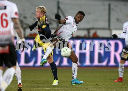 Fussball Tipico Bundesliga. RZ Pellets WAC gegen  FC Red Bull Salzburg. Issiaka Ouedraogo, (WAC), Xaver Schlager  (Salzburg). Wolfsberg, am 10.12.2017.
Foto: Kuess

---
pressefotos, pressefotografie, kuess, qs, qspictures, sport, bild, bilder, bilddatenbank