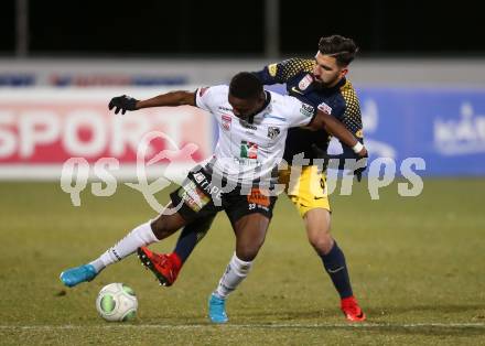 Fussball Tipico Bundesliga. RZ Pellets WAC gegen  FC Red Bull Salzburg. Issiaka Ouedraogo, (WAC), Munas Dabbur  (Salzburg). Wolfsberg, am 10.12.2017.
Foto: Kuess

---
pressefotos, pressefotografie, kuess, qs, qspictures, sport, bild, bilder, bilddatenbank