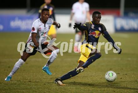 Fussball Tipico Bundesliga. RZ Pellets WAC gegen  FC Red Bull Salzburg. Issiaka Ouedraogo, (WAC), Diadie Samassekou  (Salzburg). Wolfsberg, am 10.12.2017.
Foto: Kuess

---
pressefotos, pressefotografie, kuess, qs, qspictures, sport, bild, bilder, bilddatenbank