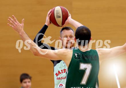 Basketball 2. Bundesliga. Grunddurchgang. 12. Runde. Raiders Villach gegen Dornbirn Lions. Nino Gross, (Villach), Ander Arruti  (Dornbirn). Villach, am 10.12.2017.
Foto: Kuess
---
pressefotos, pressefotografie, kuess, qs, qspictures, sport, bild, bilder, bilddatenbank