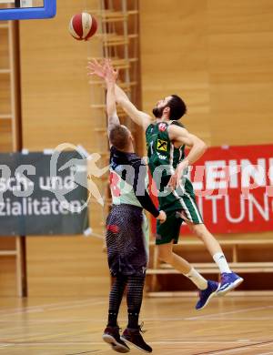 Basketball 2. Bundesliga. Grunddurchgang. 12. Runde. Raiders Villach gegen Dornbirn Lions. Nino Gross, (Villach), Ander Arruti  (Dornbirn). Villach, am 10.12.2017.
Foto: Kuess
---
pressefotos, pressefotografie, kuess, qs, qspictures, sport, bild, bilder, bilddatenbank