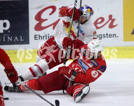 EBEL. Eishockey Bundesliga. KAC gegen 	EC Red Bull Salzburg. David Joseph Fischer, (KAC), Brant Harris  (Salzburg). Klagenfurt, am 15.12.2017.
Foto: Kuess

---
pressefotos, pressefotografie, kuess, qs, qspictures, sport, bild, bilder, bilddatenbank