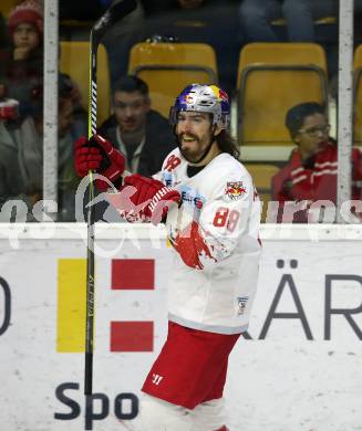 EBEL. Eishockey Bundesliga. KAC gegen 	EC Red Bull Salzburg. Torjubel Peter Mueller (Salzburg). Klagenfurt, am 15.12.2017.
Foto: Kuess

---
pressefotos, pressefotografie, kuess, qs, qspictures, sport, bild, bilder, bilddatenbank