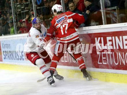 EBEL. Eishockey Bundesliga. KAC gegen 	EC Red Bull Salzburg. Manuel Ganahl,  (KAC), Martin Stajnoch (Salzburg). Klagenfurt, am 15.12.2017.
Foto: Kuess

---
pressefotos, pressefotografie, kuess, qs, qspictures, sport, bild, bilder, bilddatenbank