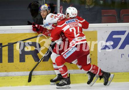 EBEL. Eishockey Bundesliga. KAC gegen 	EC Red Bull Salzburg. Steven Strong, (KAC), John Hughes  (Salzburg). Klagenfurt, am 15.12.2017.
Foto: Kuess

---
pressefotos, pressefotografie, kuess, qs, qspictures, sport, bild, bilder, bilddatenbank