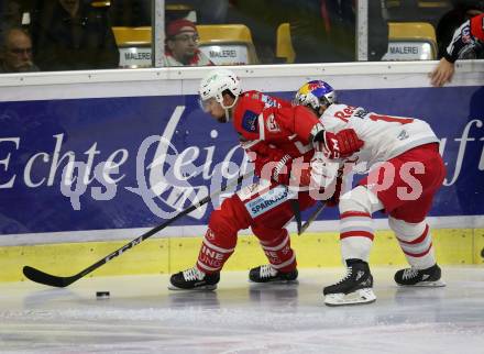 EBEL. Eishockey Bundesliga. KAC gegen 	EC Red Bull Salzburg. Mitja Robar, (KAC), Raphael Herburger  (Salzburg). Klagenfurt, am 15.12.2017.
Foto: Kuess

---
pressefotos, pressefotografie, kuess, qs, qspictures, sport, bild, bilder, bilddatenbank