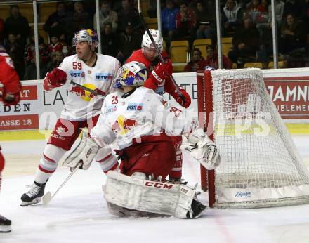 EBEL. Eishockey Bundesliga. KAC gegen 	EC Red Bull Salzburg. Jamie Lundmark, (KAC),  Bernhard Starkbaum, Julien Brouillette (Salzburg). Klagenfurt, am 15.12.2017.
Foto: Kuess

---
pressefotos, pressefotografie, kuess, qs, qspictures, sport, bild, bilder, bilddatenbank