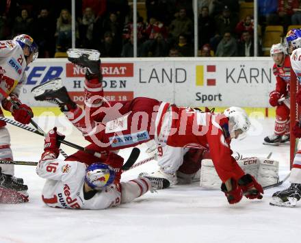 EBEL. Eishockey Bundesliga. KAC gegen 	EC Red Bull Salzburg. Manuel Ganahl, (KAC), Ryan Duncan (Salzburg). Klagenfurt, am 15.12.2017.
Foto: Kuess

---
pressefotos, pressefotografie, kuess, qs, qspictures, sport, bild, bilder, bilddatenbank