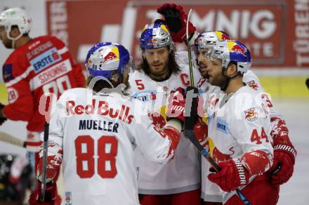 EBEL. Eishockey Bundesliga. KAC gegen 	EC Red Bull Salzburg. Torjubel Thomas Raffl, Peter Mueller, Robert Schremp, Brant Harris (Salzburg). Klagenfurt, am 15.12.2017.
Foto: Kuess

---
pressefotos, pressefotografie, kuess, qs, qspictures, sport, bild, bilder, bilddatenbank