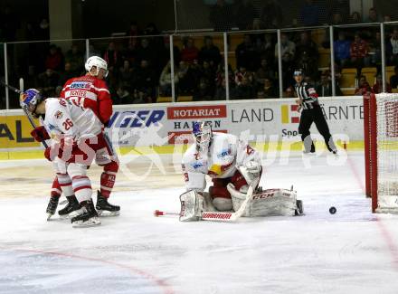EBEL. Eishockey Bundesliga. KAC gegen 	EC Red Bull Salzburg. Marco Richter,  (KAC), Bernhard Starkbaum, Peter Hochkofler (Salzburg). Klagenfurt, am 15.12.2017.
Foto: Kuess

---
pressefotos, pressefotografie, kuess, qs, qspictures, sport, bild, bilder, bilddatenbank