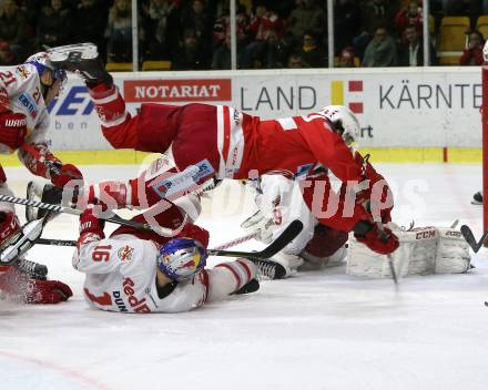 EBEL. Eishockey Bundesliga. KAC gegen 	EC Red Bull Salzburg. Manuel Ganahl,  (KAC), Ryan Duncan (Salzburg). Klagenfurt, am 15.12.2017.
Foto: Kuess

---
pressefotos, pressefotografie, kuess, qs, qspictures, sport, bild, bilder, bilddatenbank