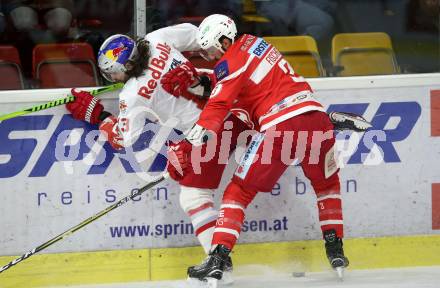 EBEL. Eishockey Bundesliga. KAC gegen 	EC Red Bull Salzburg. David Joseph Fischer, (KAC), Michael Schiechl (Salzburg). Klagenfurt, am 15.12.2017.
Foto: Kuess

---
pressefotos, pressefotografie, kuess, qs, qspictures, sport, bild, bilder, bilddatenbank