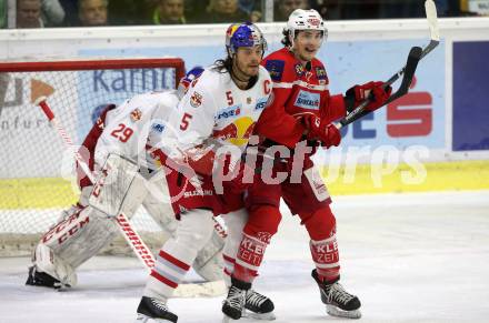 EBEL. Eishockey Bundesliga. KAC gegen 	EC Red Bull Salzburg. Manuel Ganahl, (KAC), Thomas Raffl  (Salzburg). Klagenfurt, am 15.12.2017.
Foto: Kuess

---
pressefotos, pressefotografie, kuess, qs, qspictures, sport, bild, bilder, bilddatenbank