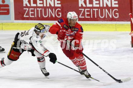 EBEL. Eishockey Bundesliga. KAC gegen  HC Orli Znojmo. Ramon Schnetzer,  (KAC), David Bartos (Znojmo). Klagenfurt, am 17.12.2017.
Foto: Kuess

---
pressefotos, pressefotografie, kuess, qs, qspictures, sport, bild, bilder, bilddatenbank