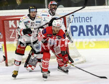 EBEL. Eishockey Bundesliga. KAC gegen  HC Orli Znojmo. Stefan Geier,  (KAC), Josef Zajic (Znojmo). Klagenfurt, am 17.12.2017.
Foto: Kuess

---
pressefotos, pressefotografie, kuess, qs, qspictures, sport, bild, bilder, bilddatenbank