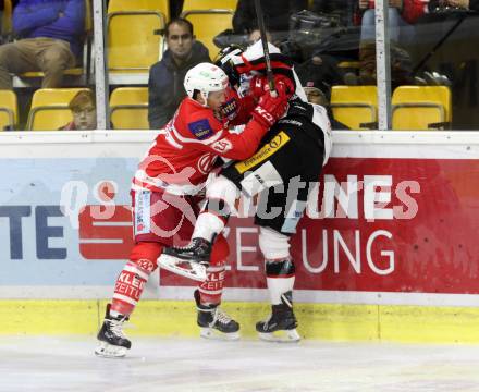 EBEL. Eishockey Bundesliga. KAC gegen  HC Orli Znojmo. Steven Strong,  (KAC), Petr Mrazek (Znojmo). Klagenfurt, am 17.12.2017.
Foto: Kuess

---
pressefotos, pressefotografie, kuess, qs, qspictures, sport, bild, bilder, bilddatenbank