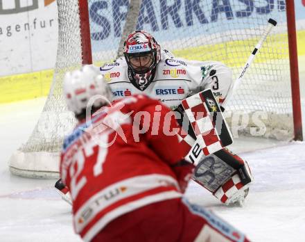 EBEL. Eishockey Bundesliga. KAC gegen  HC Orli Znojmo. THomas Hundertpfund, (KAC), Marek Schwarz  (Znojmo). Klagenfurt, am 17.12.2017.
Foto: Kuess

---
pressefotos, pressefotografie, kuess, qs, qspictures, sport, bild, bilder, bilddatenbank
